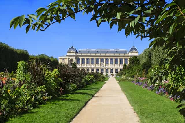 Elegant Jardin des Plantes garden venue for upscale corporate galas and outdoor receptions.