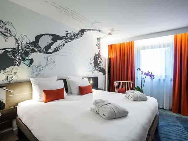 Modern guest room at Novotel Paris Les Halles for corporate retreats and incentive trips.