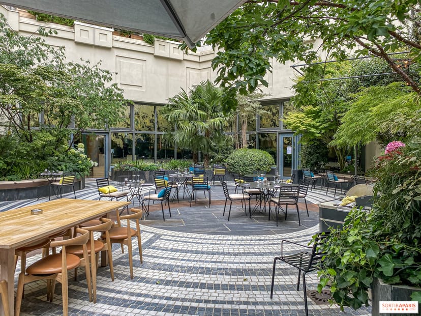 Lush courtyard at Novotel Paris Les Halles for private corporate events and outdoor receptions.