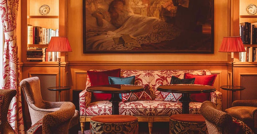 Luxury hotel lounge in Paris for intimate VIP meetings and private event breakouts.