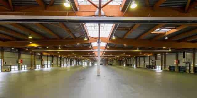 LE Hall Paris Event Center: industrial-chic blank canvas for trade shows and brand activations.