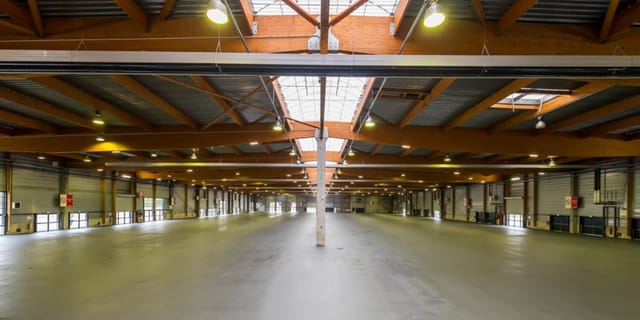 LE Hall Paris Event Center: industrial-chic blank canvas for trade shows and brand activations.