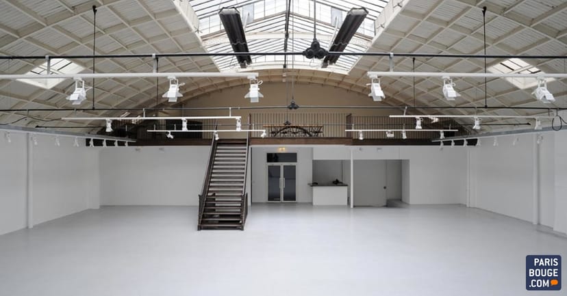 Espace Commines industrial venue with barrel-vaulted ceiling for product launches and pop-ups.