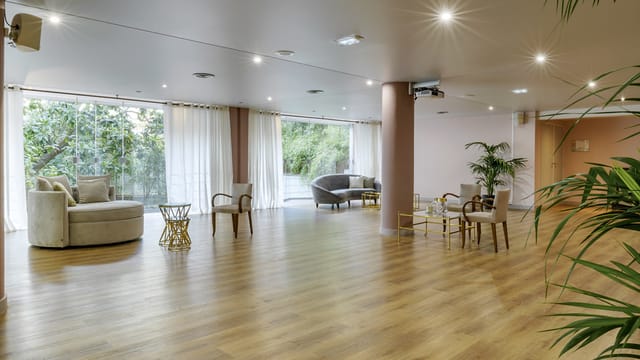 Meeting room at Le 28 George V with airy layout, perfect for professional networking events.