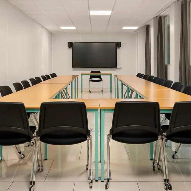 U-shape meeting room in Formeret for collaborative workshops and training sessions.