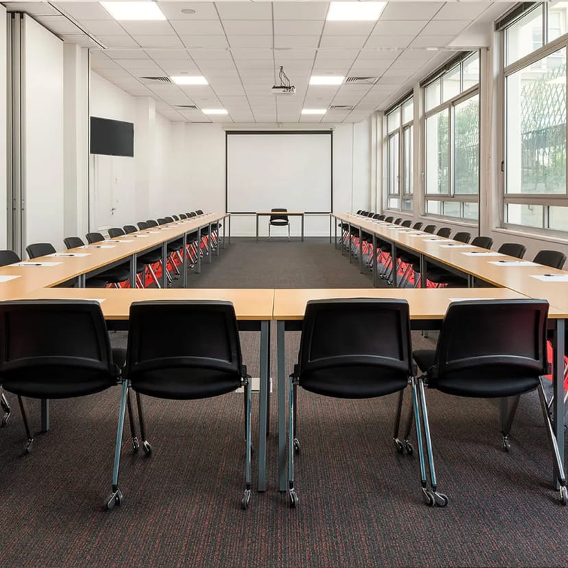 U-shape meeting room in Formeret for collaborative corporate training or board meetings.
