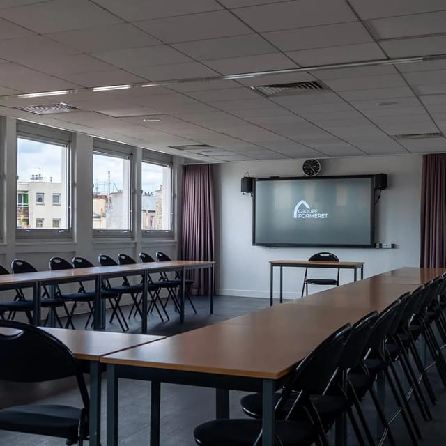 U-shaped meeting room in Formeret with AV tech for corporate workshops and training sessions.
