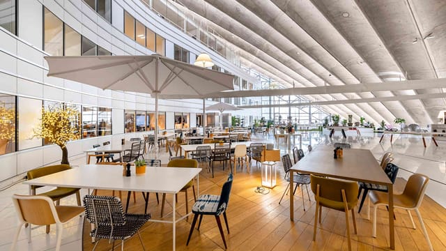 Modern Le Cnit atrium at Room Réunion La Défense for professional networking and coworking events.