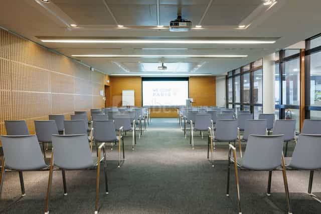 Theater-style meeting room at Coeur Défense, perfect for corporate presentations and workshops.