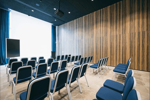 Modern theater-style meeting room at Kopster Hotel Paris for corporate events and conferences.