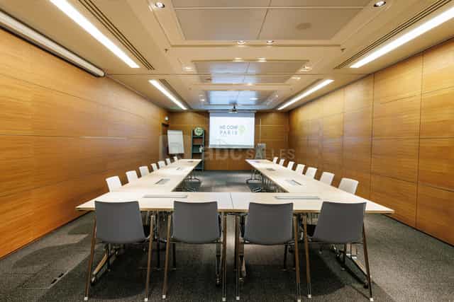 U-shaped meeting room at Coeur Defense, featuring wood-paneled walls for corporate board meetings.