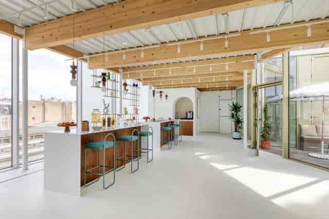 Minimalist Liège Saint-Lazare breakout lounge with high-top seating for corporate event networking.