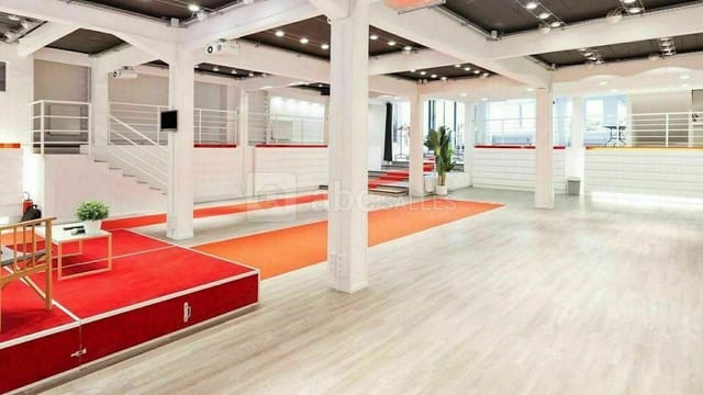 Salle Pythagore industrial venue with red carpet runway for fashion shows and product launches.