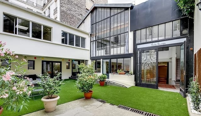 Industrial-chic Salle Pythagore courtyard for creative cocktail receptions and event venue rental.