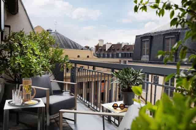 Intimate hotel courtyard breakout space for private VIP meetings and luxury event site inspections.