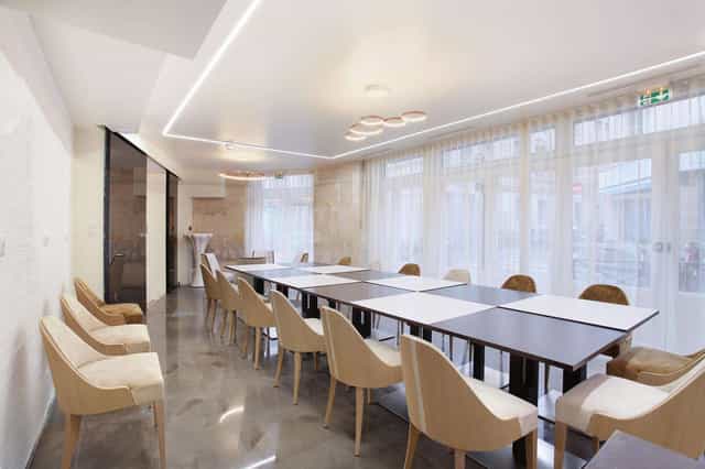 Grand Hôtel Saint Michel boardroom with modular table for collaborative workshops and meetings.