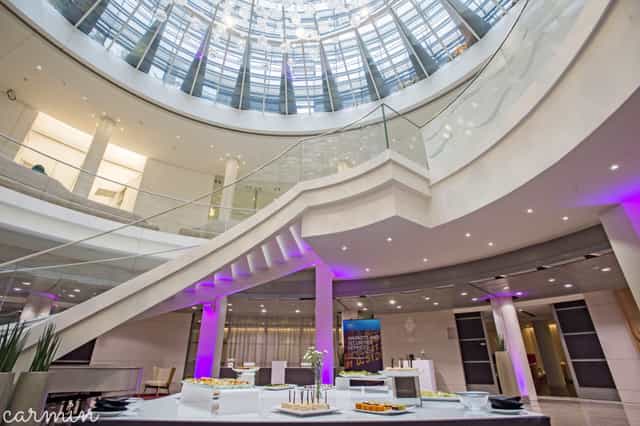 Modern atrium at Etoile Saint-Honoré conference center for networking events.