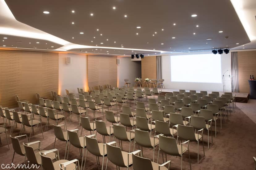 Etoile Saint-Honoré auditorium with theater seating for corporate presentations and conferences.