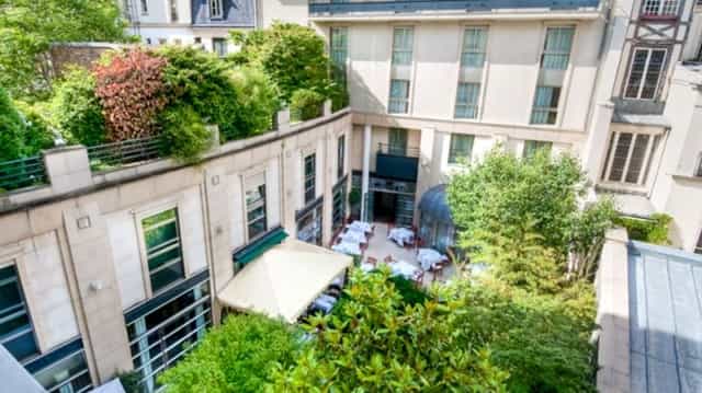 Hôtel Ampère open-air courtyard for upscale private dining and luxury networking events.