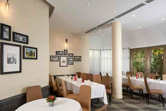 Salon Pereire hotel breakout room with floor-to-ceiling windows for professional event hosting.