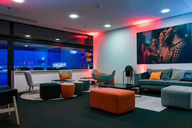 Salon Memory Lounge at Paris La Défense Arena featuring ambient LED lighting for networking events.
