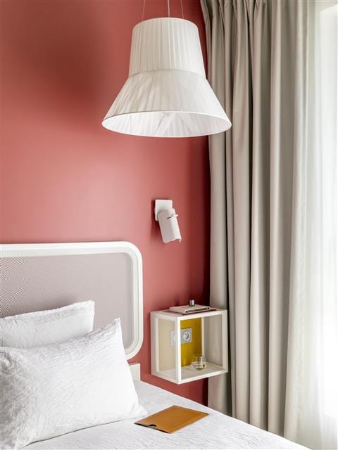 Salon Scutum Paris La Défense Arena: modern hotel room for corporate events and hospitality.