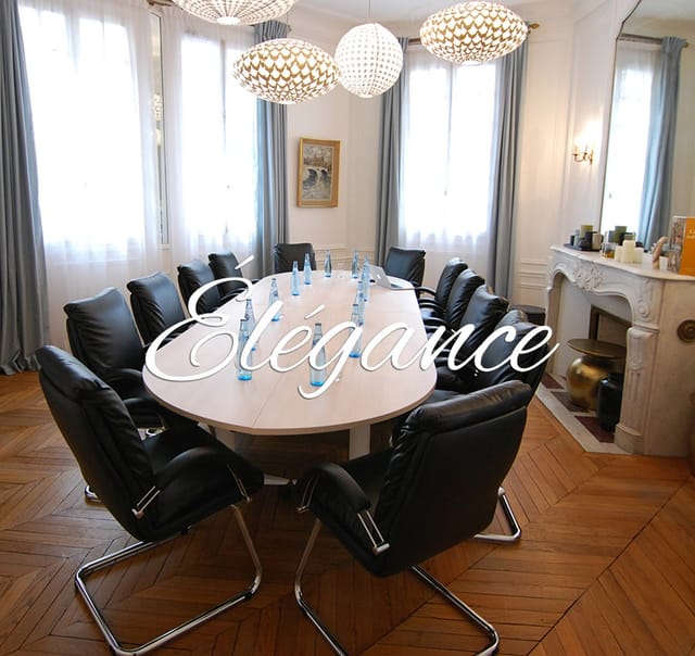 Executive boardroom at Sourire de Passy with light-wood table for corporate meetings and events.