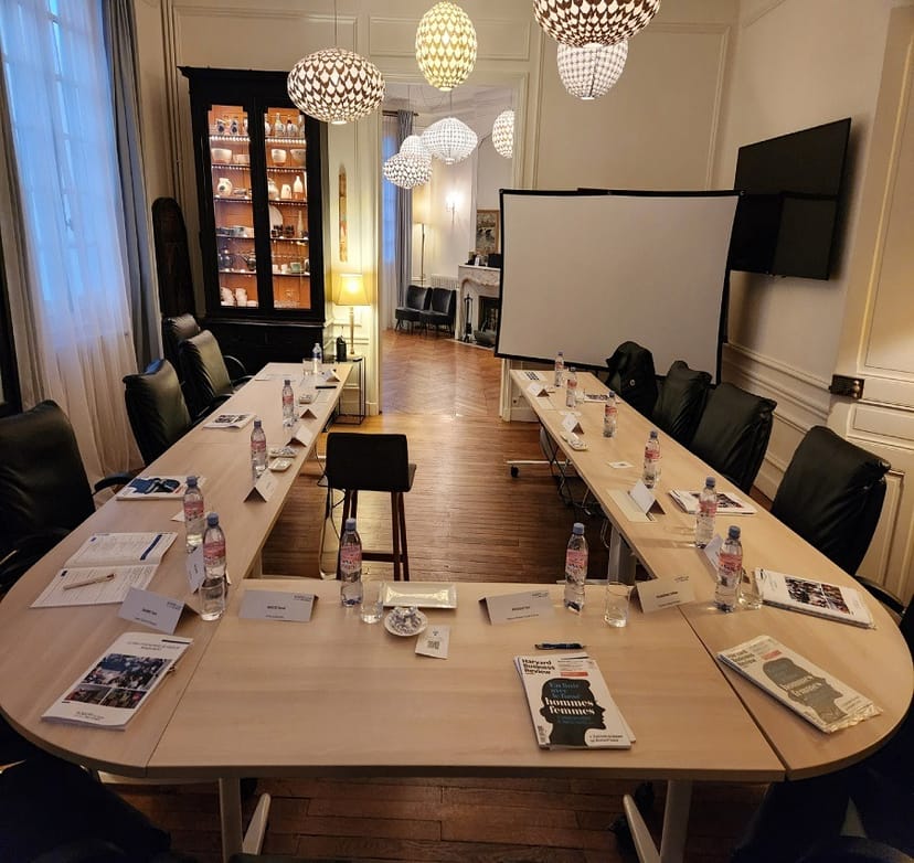 U-shape boardroom at Sourire de Passy with AV screen for professional corporate meeting events.