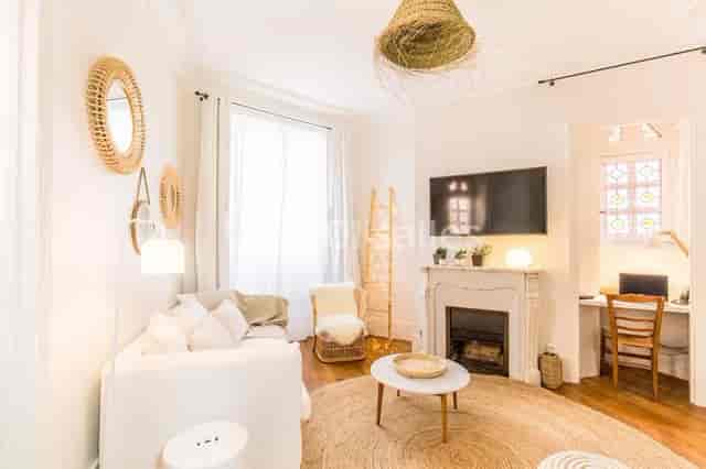 Cozy Sourire de Passy breakout room: stylish lounge and workspace for intimate corporate retreats.