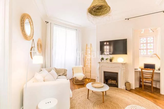 Cozy Sourire de Passy breakout room: stylish lounge and workspace for intimate corporate retreats.