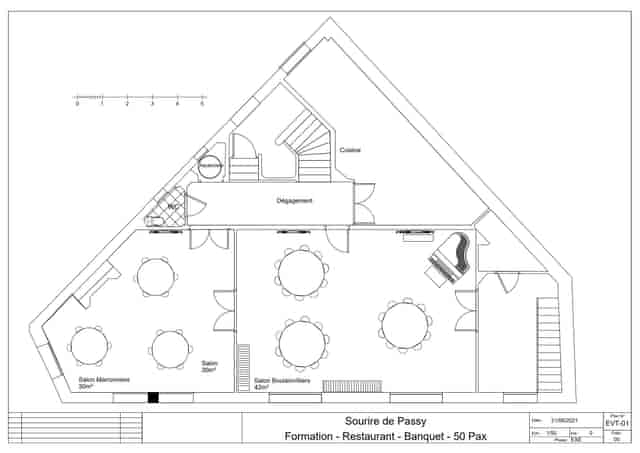 Sourire de Passy floor plan: banquet event space with piano for corporate event or wedding venue.