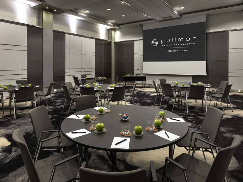 L'Atelier 3 boardroom with round tables for professional corporate workshop or meeting setup.