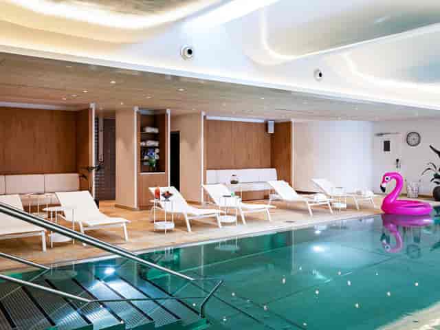 Pomerol wellness space in Pullman Paris with flamingo float, ideal for team-building and events.