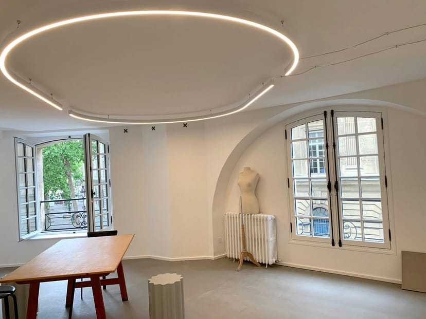 Minimalist workshop breakout room at Pop-Up in Wilde with statement lighting for creative sessions.