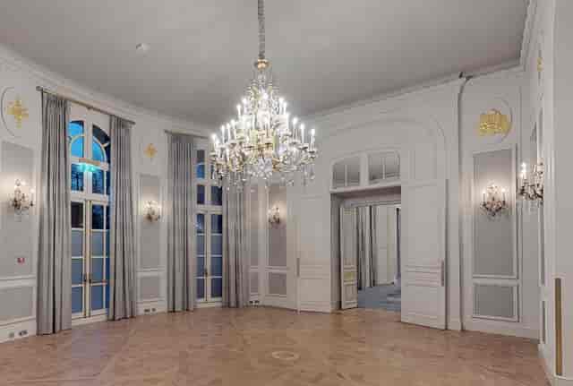 Elegant Loggia Suite event space with chandeliers, ideal for corporate meetings and upscale receptions.