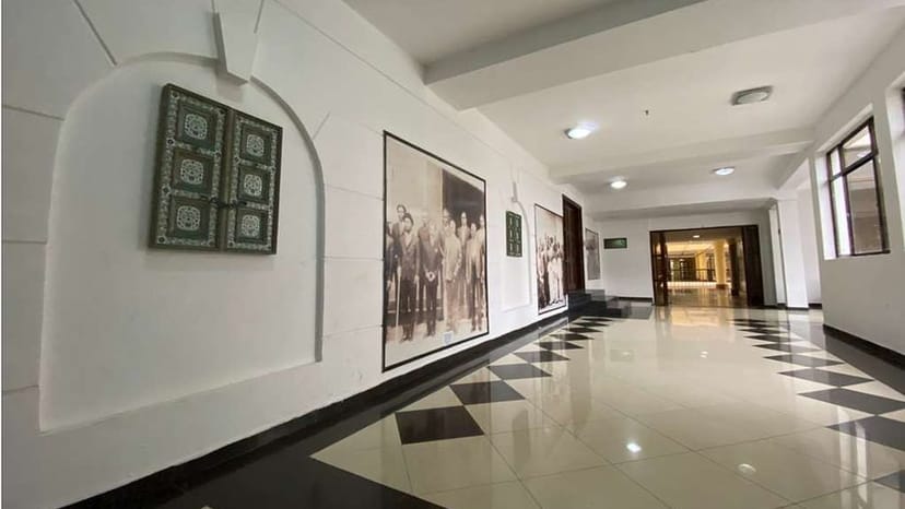 Sadaani Hall at Golden Tulip: Spacious pre-function area for professional event registration.