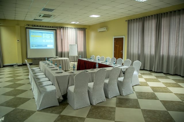 U-shaped meeting room at Kebby’s Hotel for corporate training sessions and collaborative workshops.