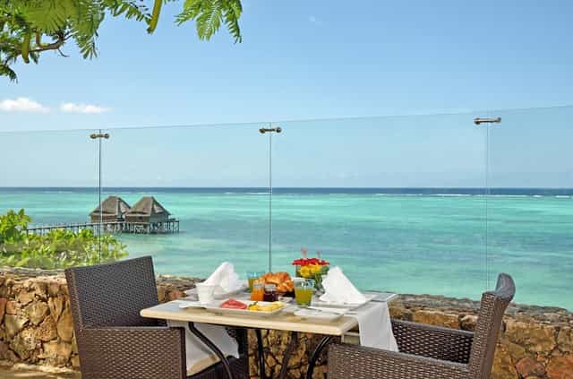 Luxury oceanfront restaurant in Meliá Zanzibar for corporate incentive events and VIP breakfasts.