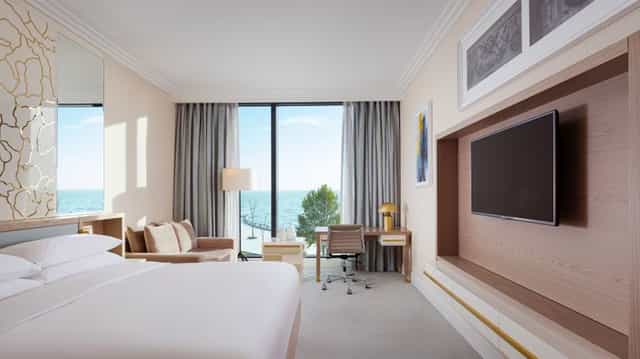 Neftchiler Boardroom at Baku Marriott Hotel: Ergonomic workspace for corporate events and meetings.