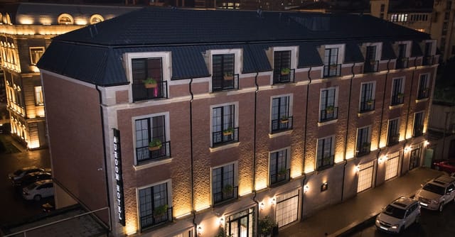Auroom Hotel boutique meeting room at night, perfect for corporate retreats and executive board meetings.