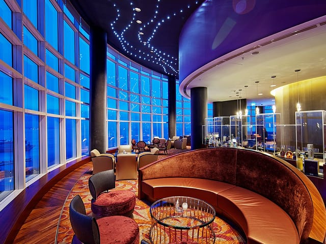 Modern ETUD BAKU lounge with panoramic windows for high-end C-suite networking events.