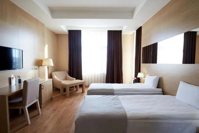 Modern twin guest room at Nobel Hotel Baku for corporate events and business travel.