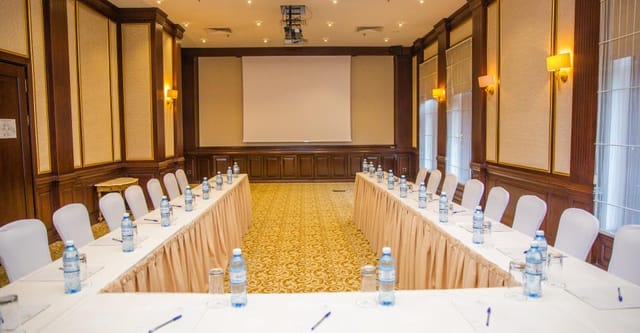 U-shape boardroom at Excelsior Hotel Baku for executive meetings and corporate events.