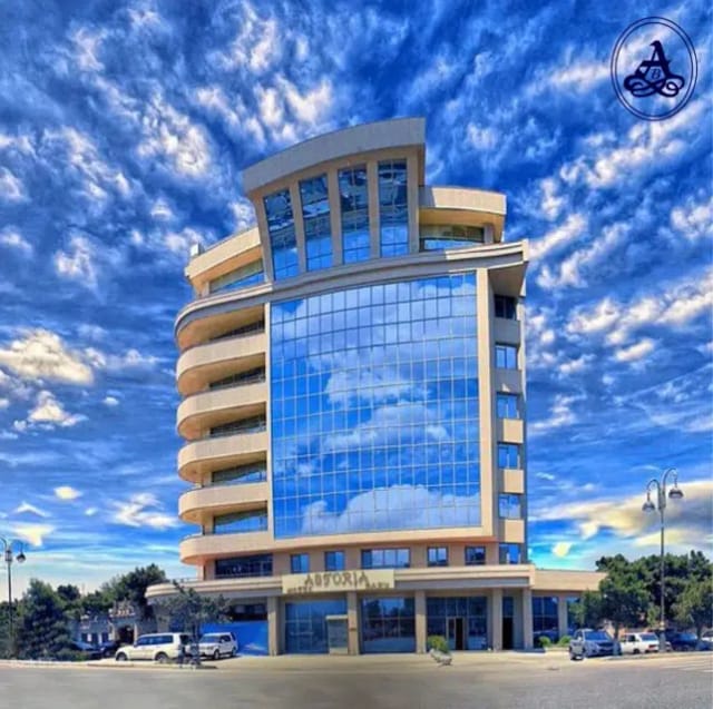 Modern Astoria Hotel Baku glass boardroom venue for corporate meetings and retreats.