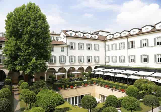 Four Seasons Milano Foyer Borsino courtyard: upscale corporate networking and reception venue.