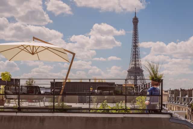 Rooftop meeting venue with Eiffel Tower backdrop for exclusive networking and corporate cocktails.