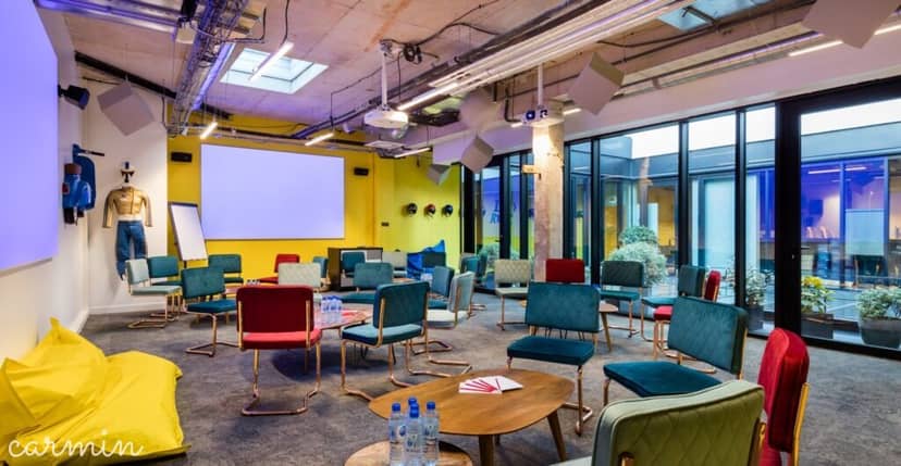 Vibrant Comet Étoile workshop space with colorful seating for collaborative creative meetings.