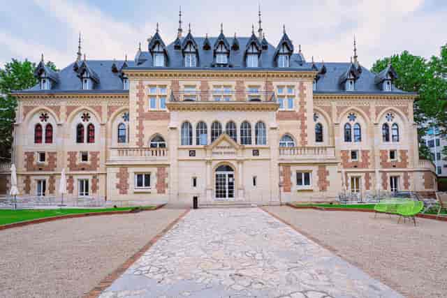 Executive retreat venue at Comet Levallois featuring architectural heritage for corporate offsites.