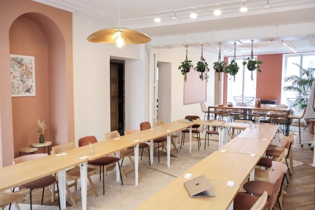 U-shape meeting room in Salle de Réunion Lafayette for workshops and seminars.