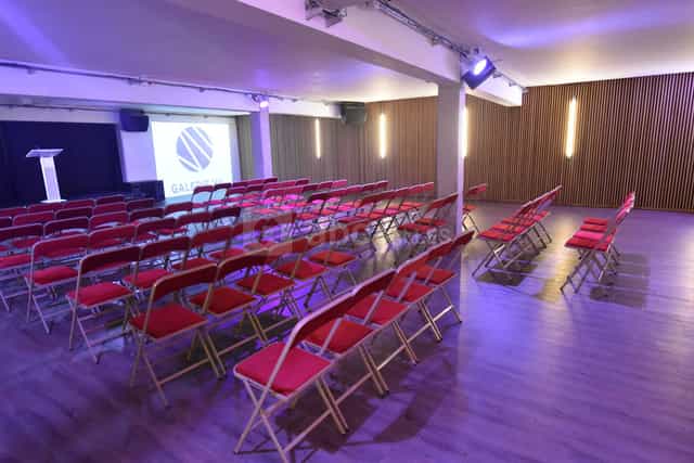 Theater-style meeting room in La Galerie with projection, ideal for corporate events and seminars.